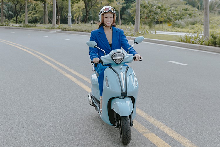 Hoa hau Luong Thuy Linh lua chon Yamaha Grande Hybrid du lich he-Hinh-2