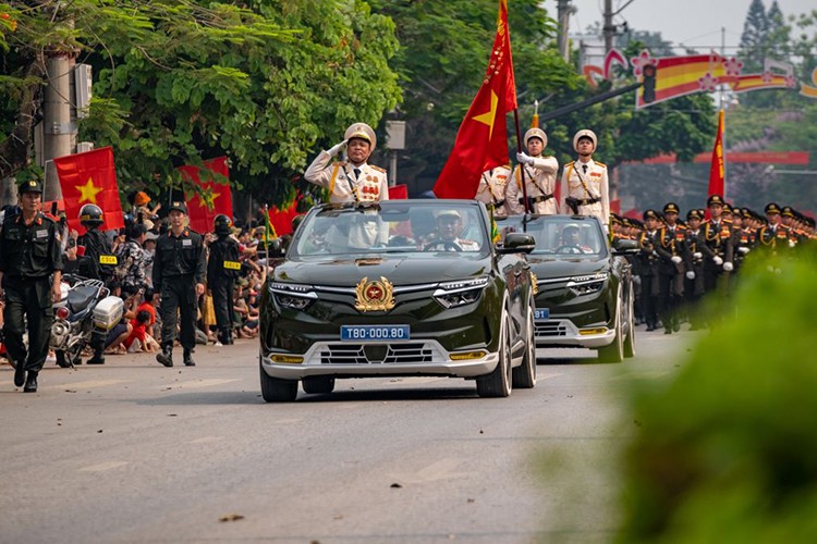 VinFast VF8 mui tran dan doan dieu binh mung chien thang Dien Bien Phu-Hinh-3