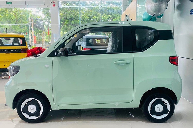 VinFast VF3 vua bao gia, Wuling Hongguang Mini EV giam con 179 trieu-Hinh-2