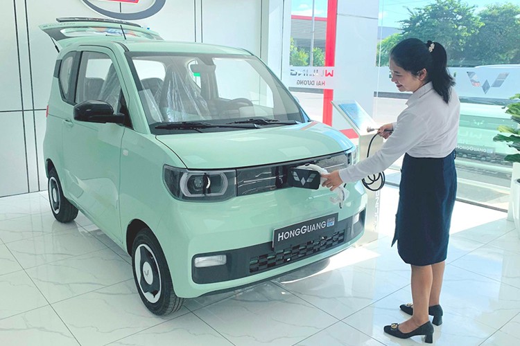 VinFast VF3 vua bao gia, Wuling Hongguang Mini EV giam con 179 trieu-Hinh-3