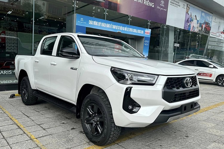 Can canh Toyota Hilux 2024 tu 668 trieu dong vua ra mat Viet Nam