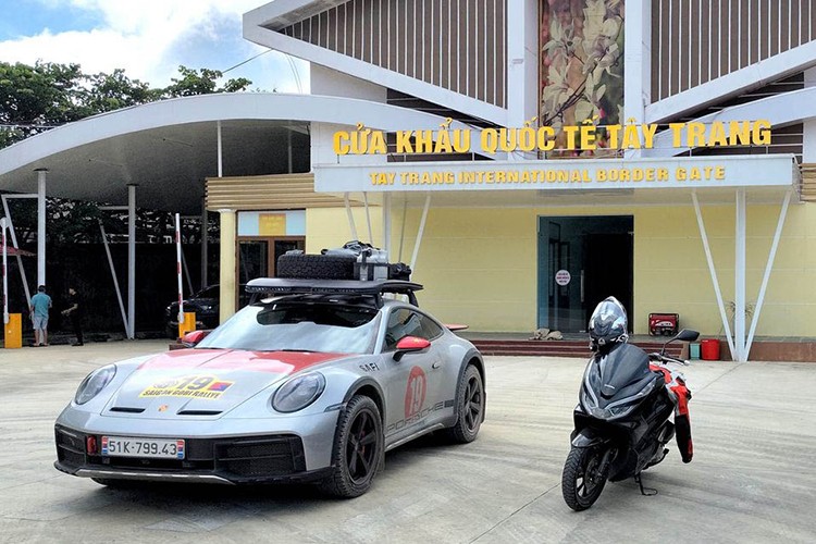 Dai gia Hai Phong tiep tuc Porsche 911 Dakar di phuot Trung Quoc