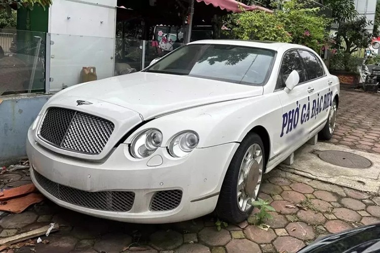 Der Besitzer von Hanoi fährt mit einem Bentley zum Büro des Kunden