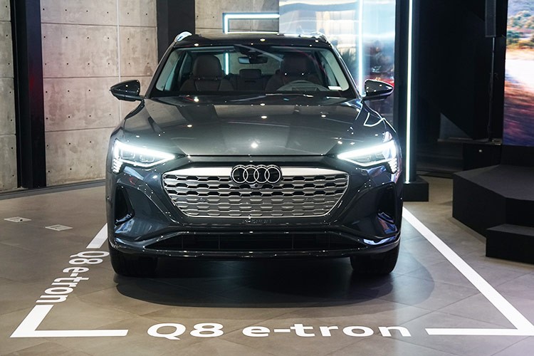 Audi Q8 e-tron tu 3,8 ty tai Viet Nam, re hon Mercedes EQE SUV-Hinh-4