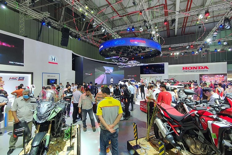 Trien lam Vietnam Motor Show 2024 - cong nghe thay doi dien mao-Hinh-3