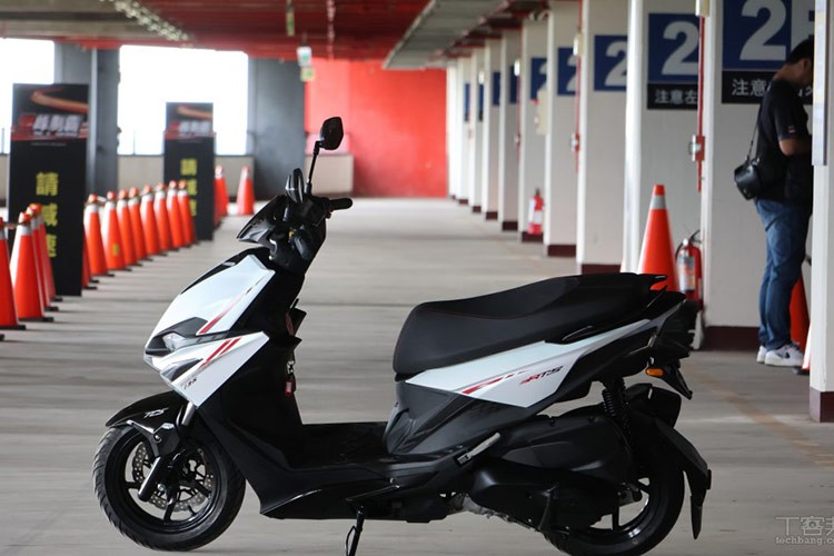 Chi tiet Kymco RTS 135 - xe tay ga lai dien tu 71,7 trieu dong-Hinh-2