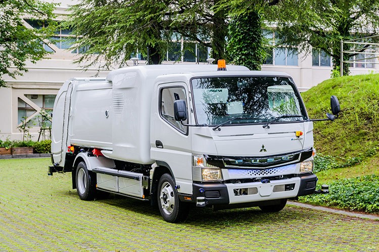 Mitsubishi Fuso - xe cho rac tu hanh, di theo tai xe nhu thu cung