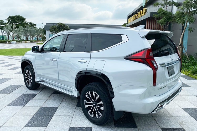 Hyundai SantaFe tang truong manh, nhung Ford Everest moi la 