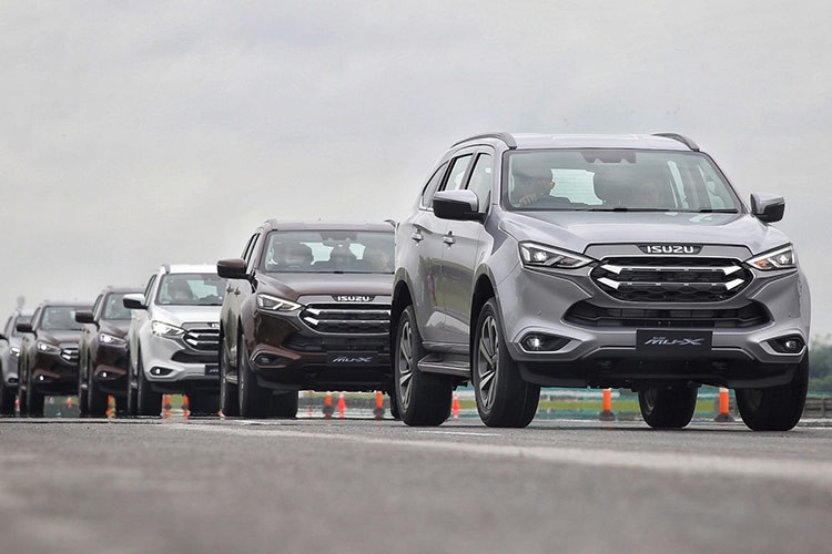 Hyundai SantaFe tang truong manh, nhung Ford Everest moi la 