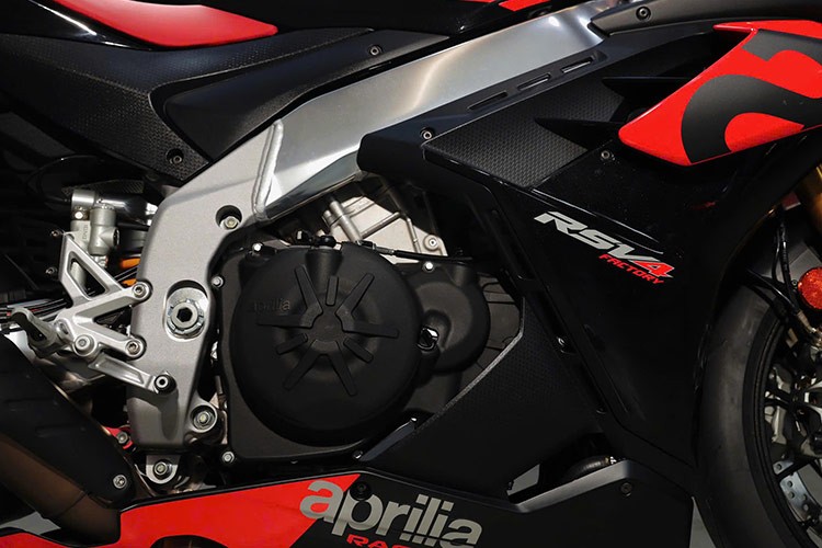 Nu biker Tieu Ai do dang sieu moto Aprilia RSV4 Factory 1100-Hinh-10