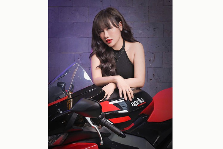 Nu biker Tieu Ai do dang sieu moto Aprilia RSV4 Factory 1100-Hinh-5