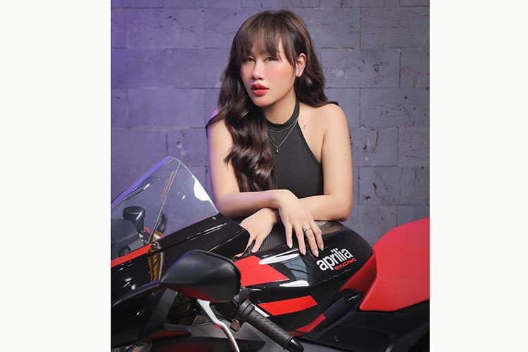 Nu biker Tieu Ai do dang sieu moto Aprilia RSV4 Factory 1100