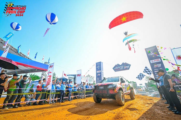 Bung no giai dua oto offroad PVOIL Cup 2024 tai Ha Noi-Hinh-2