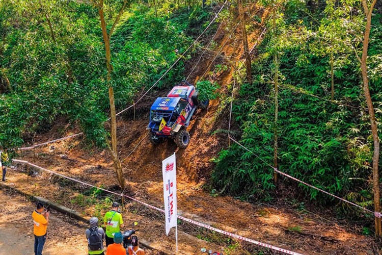 Bung no giai dua oto offroad PVOIL Cup 2024 tai Ha Noi-Hinh-3