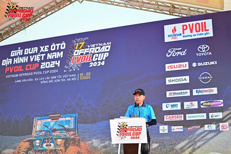 Bung no giai dua oto offroad PVOIL Cup 2024 tai Ha Noi