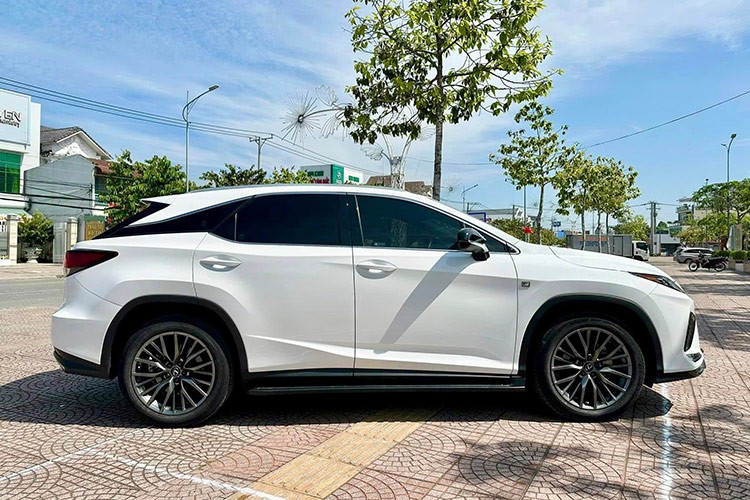 Lexus RX 300 chay 3 nam len san xe cu voi gia kho tin-Hinh-2