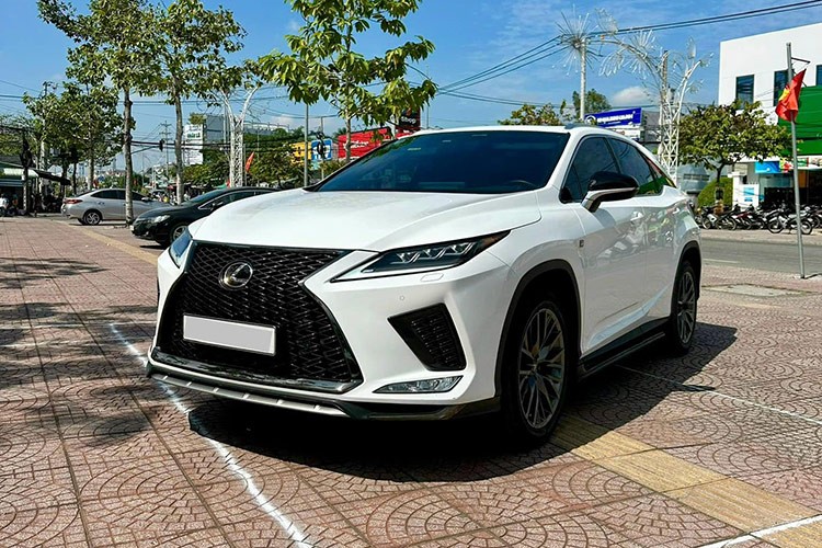 Lexus RX 300 chay 3 nam len san xe cu voi gia kho tin