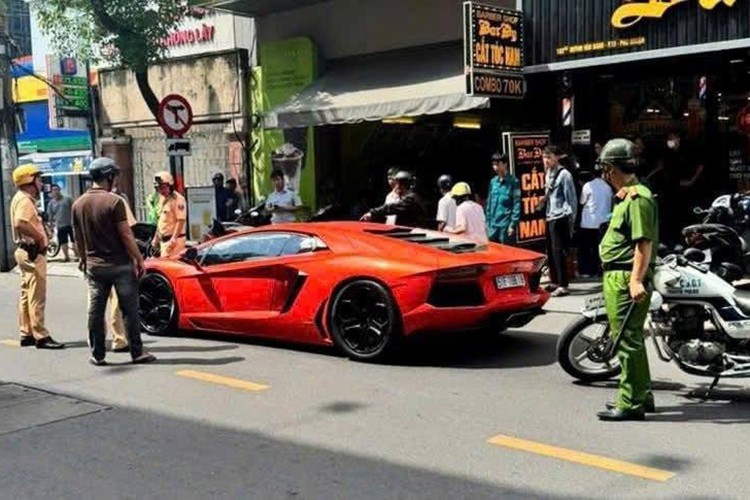 A 70-year-old man drives a super Lamborghini on Sai Gon-Hinh-2 street