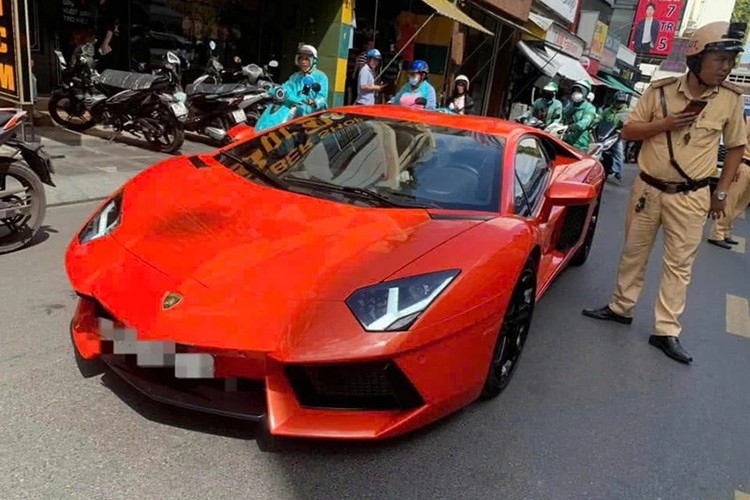 Cu ong 70 tuoi lai sieu xe Lamborghini bat tinh tren pho Sai Gon