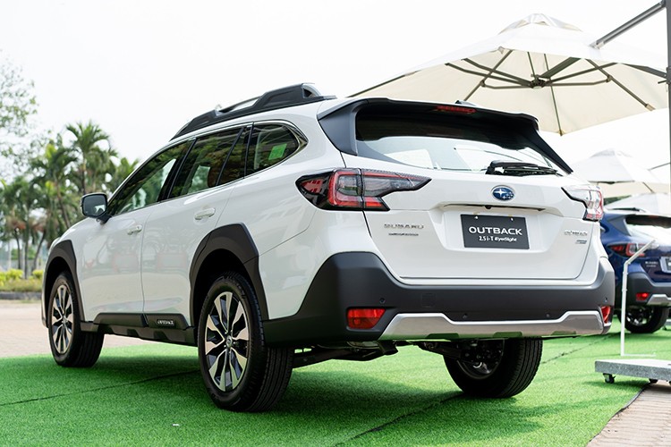 Subaru Outback tai Viet Nam giam gia 