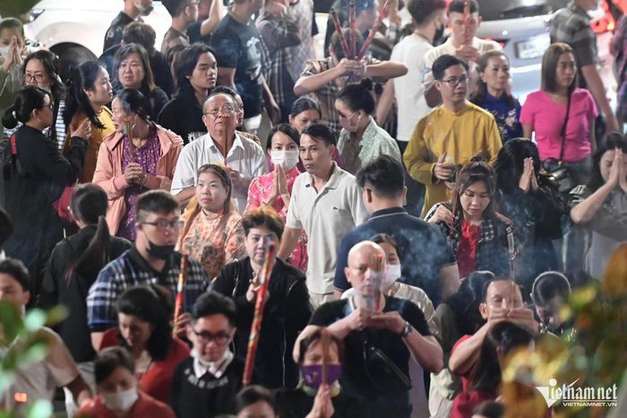 Nguoi dan tap nap di le cau may ngay sau thoi khac giao thua-Hinh-9