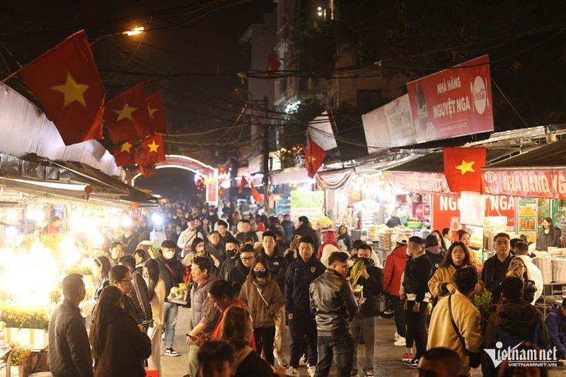 Nguoi dan tap nap di le cau may ngay sau thoi khac giao thua