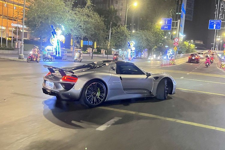 Porsche 918 Spyder sieu hiem ra pho choi Tet sau 2 nam “o an”-Hinh-4