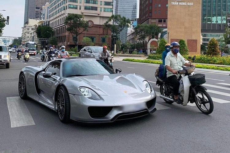 Porsche 918 Spyder sieu hiem ra pho choi Tet sau 2 nam “o an”