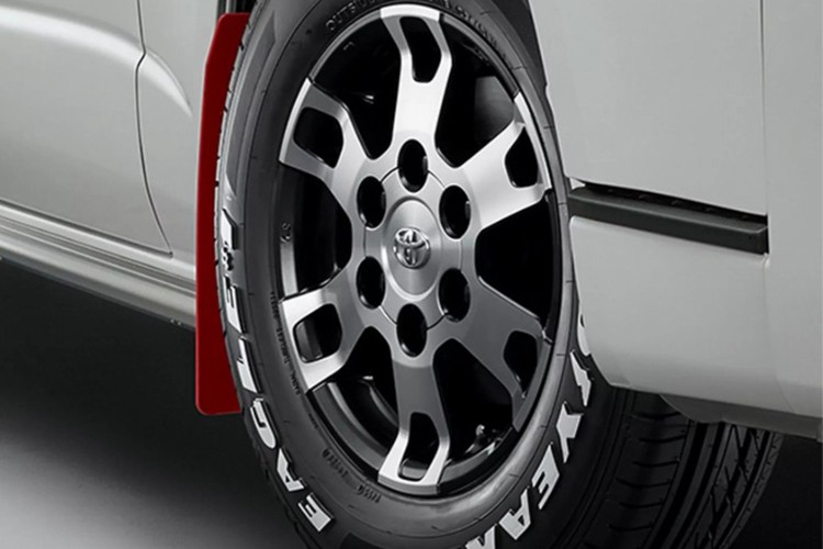 "Soi" Toyota Hiace 2025 độ xe đua, chi phí từ 23,9 triệu đồng - Hình 4