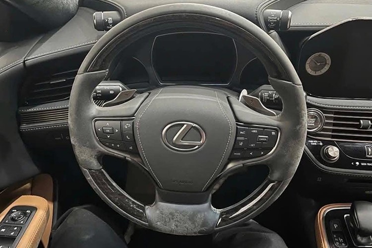 Lexus LS500 2022 moi cung, 