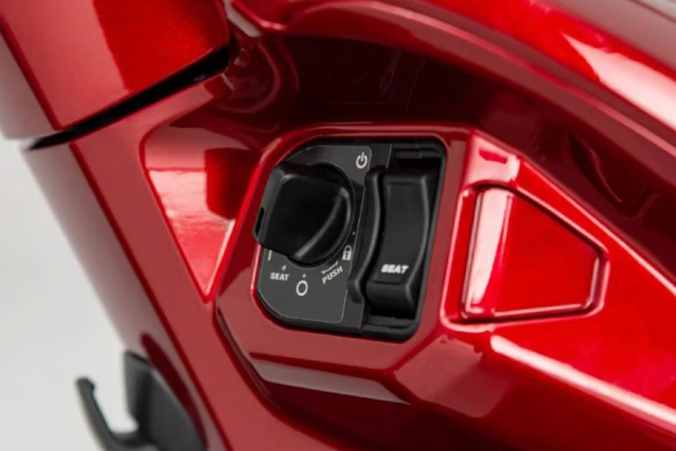 Honda Vision giá rẻ, bán "siêu đắt" tới 92 triệu tại quốc gia này - Hình 4 Honda Vision gia re, ban
