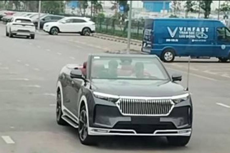 SUV điện VinFast VF9 bất ngờ lộ diện phiên bản mui trần - Hình 2 SUV dien VinFast VF9 bat ngo lo dien phien ban mui tran-Hinh-2