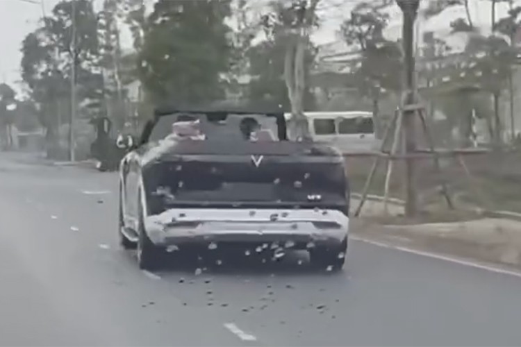 SUV điện VinFast VF9 bất ngờ lộ diện phiên bản mui trần - Hình 3 SUV dien VinFast VF9 bat ngo lo dien phien ban mui tran-Hinh-3