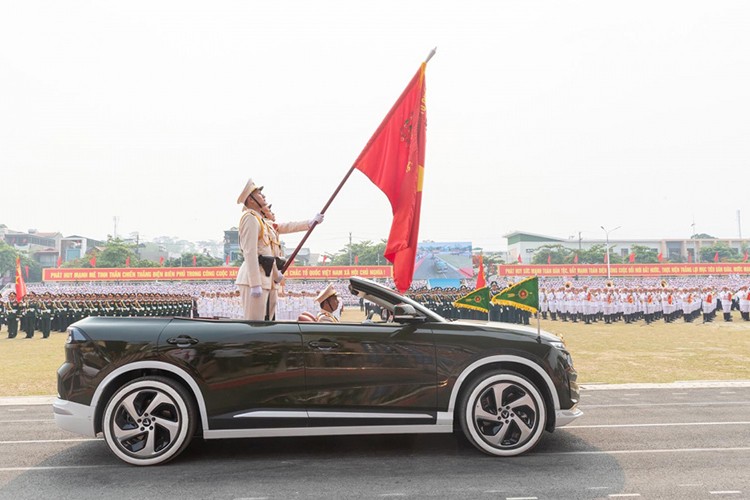 SUV điện VinFast VF9 bất ngờ lộ diện phiên bản mui trần - Hình 4 SUV dien VinFast VF9 bat ngo lo dien phien ban mui tran-Hinh-4