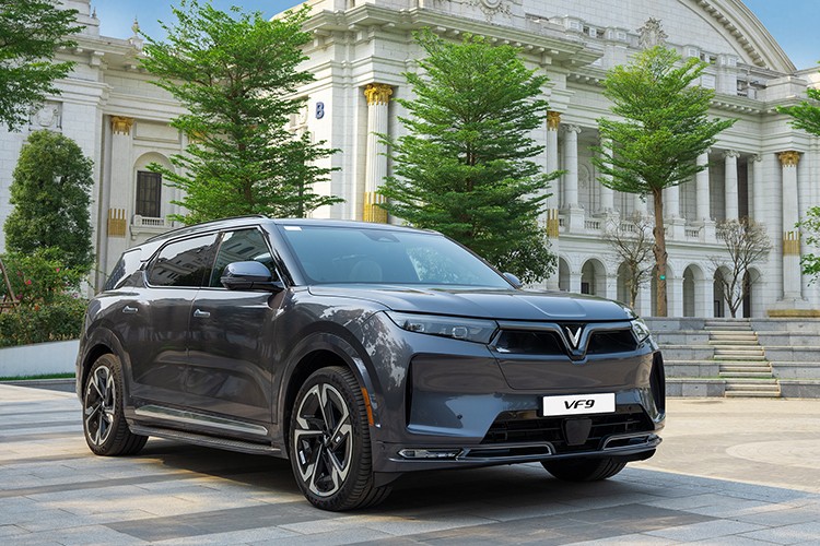 SUV điện VinFast VF9 bất ngờ lộ diện phiên bản mui trần - Hình 5 SUV dien VinFast VF9 bat ngo lo dien phien ban mui tran-Hinh-5