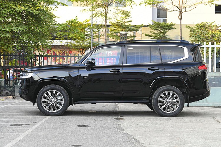Toyota Land Cruiser tăng giá tới gần 300 triệu đồng tại Việt Nam - Hình 3 Toyota Land Cruiser tang gia toi gan 300 trieu dong tai Viet Nam-Hinh-3