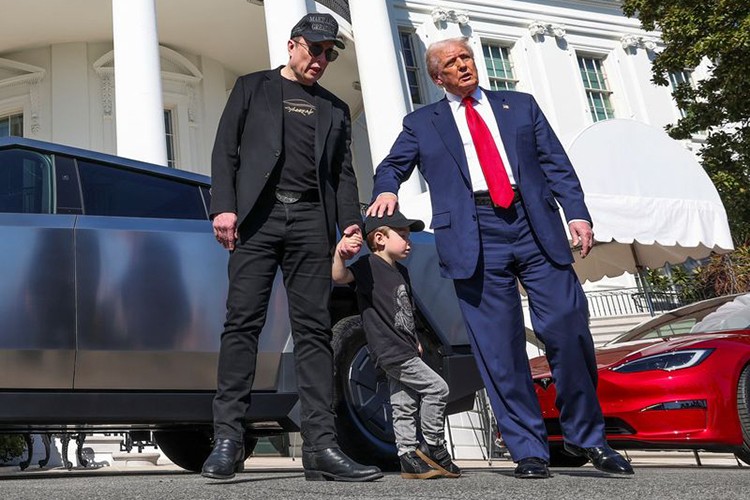 Tong thong Donald Trump se mua oto dien Tesla ung ho Elon Musk