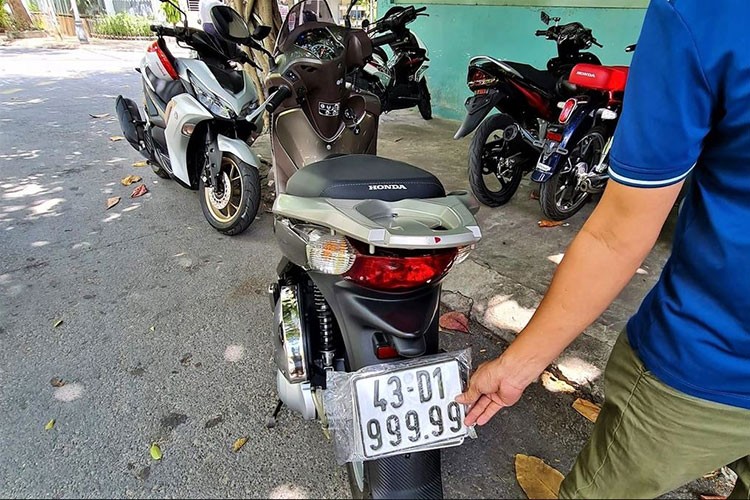Đại gia chi 2,68 tỷ tậu biển số xe máy 50AA-999.99 - Hình 2 Dai gia chi 2,68 ty tau bien so xe may 50AA-999.99-Hinh-2
