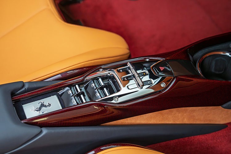 Can canh Ferrari 296 GTS tu hon 23 ty vua ve Viet Nam-Hinh-9