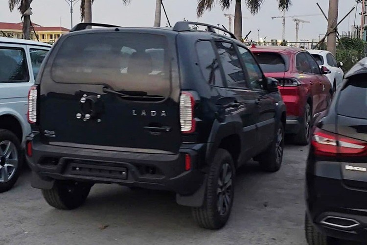 Loat oto Lada cua Nga cap cang Viet Nam, du kien tu 360 trieu-Hinh-10