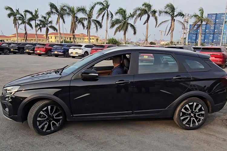 Loat oto Lada cua Nga cap cang Viet Nam, du kien tu 360 trieu-Hinh-2