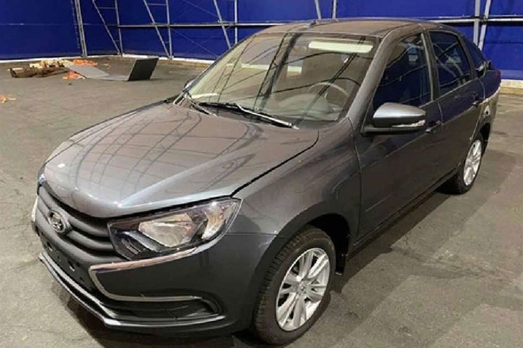 Loat oto Lada cua Nga cap cang Viet Nam, du kien tu 360 trieu-Hinh-3