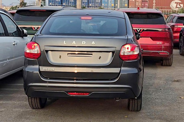 Loat oto Lada cua Nga cap cang Viet Nam, du kien tu 360 trieu-Hinh-6