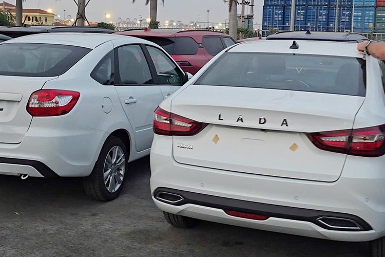 Loat oto Lada cua Nga cap cang Viet Nam, du kien tu 360 trieu-Hinh-8