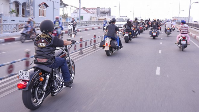 60 moto Harley-Davidson dieu hanh ram ro o Sai Gon-Hinh-2