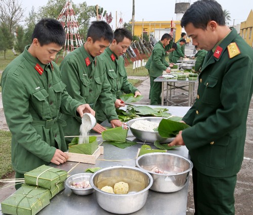 Chien si Su doan 395 soi noi thi goi banh chung