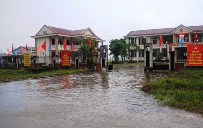 Can bo xa nhau nhet linh dinh khi dan chay lu-Hinh-2