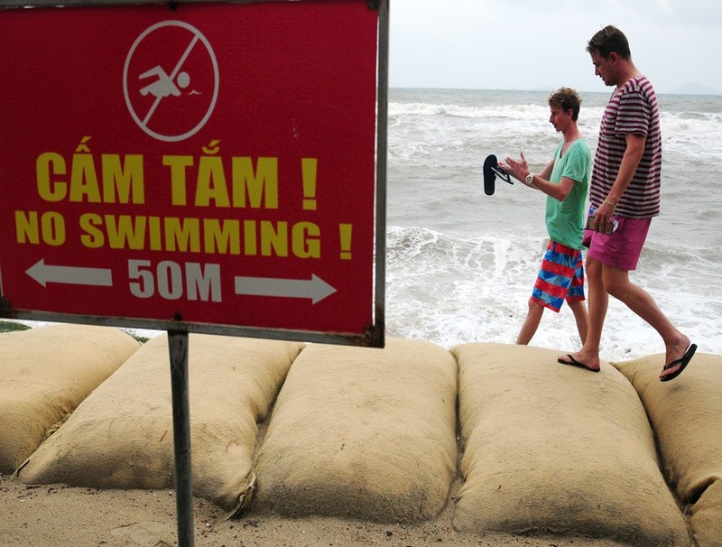 Hinh anh song bien pha nat 3 km bo bien Hoi An-Hinh-6