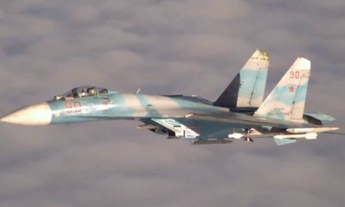 Su-27 cua Nga chan may bay do tham P-3 Orion