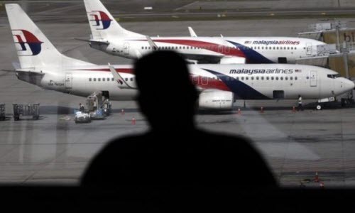 May bay Malaysia Airlines chay dong co, ha canh khan cap